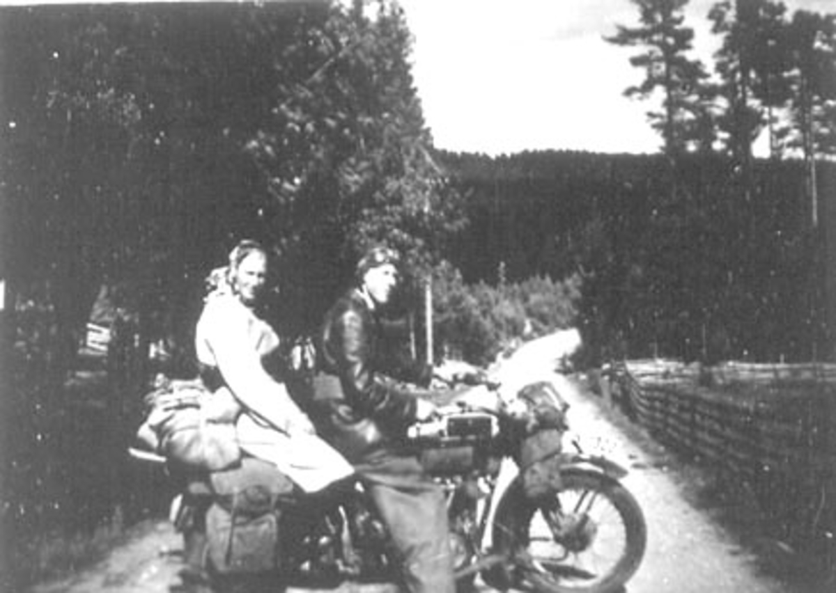 Anno Domkirkeodden, MOTORSYKKELTUR MED HARLEY DAVIDSEN 100 CM. MOD. 1919 D-1322, PÅ SYKKELSEN: JULIE TÅRNEBY, SVERRE TÅRNEBY, SKOGLI, VALLSET