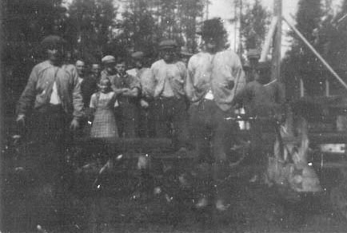 Anno Domkirkeodden, GRUPPE: 11, MANNSKAP FRA STORMÅSAN, TORVMYR ?, FRA VENSTRE: PAUL SÆTHERSHAGEN, OLAV J. MÆHLUM, JOHAN SVEEN, ANNA SØSVEEN, ARTUR LANGSET, KASPER SVEUM, SIMEN SØSVEEN, ALF SÆTHER, SIGURD SÆTHER, PETTER EVENSEN, ANDERS BJØRNDALEN, KÅRE SØSVEEN, OLA K. ENGEN, VALLSET