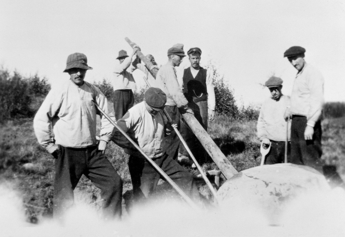 Anno Domkirkeodden, GRUPPE: 8 PASIENTER VED SANDERUD SYKEHUS, STEINBRYTING, HJELLUM, SANDERUD HADDE 850 MÅL DYRKET MARK OG 800 MÅL MED SKOG OG BEITE. SYKEHUSET VAR NÆR ET SELVFORSYNT SAMFUNN. DE HADDE OGSÅ EGET GARTNERI DER DE BLA. PRODUSERTE JULESTJERNER. SE ARTIKKEL I HA PLUSS 2. 2. 2008