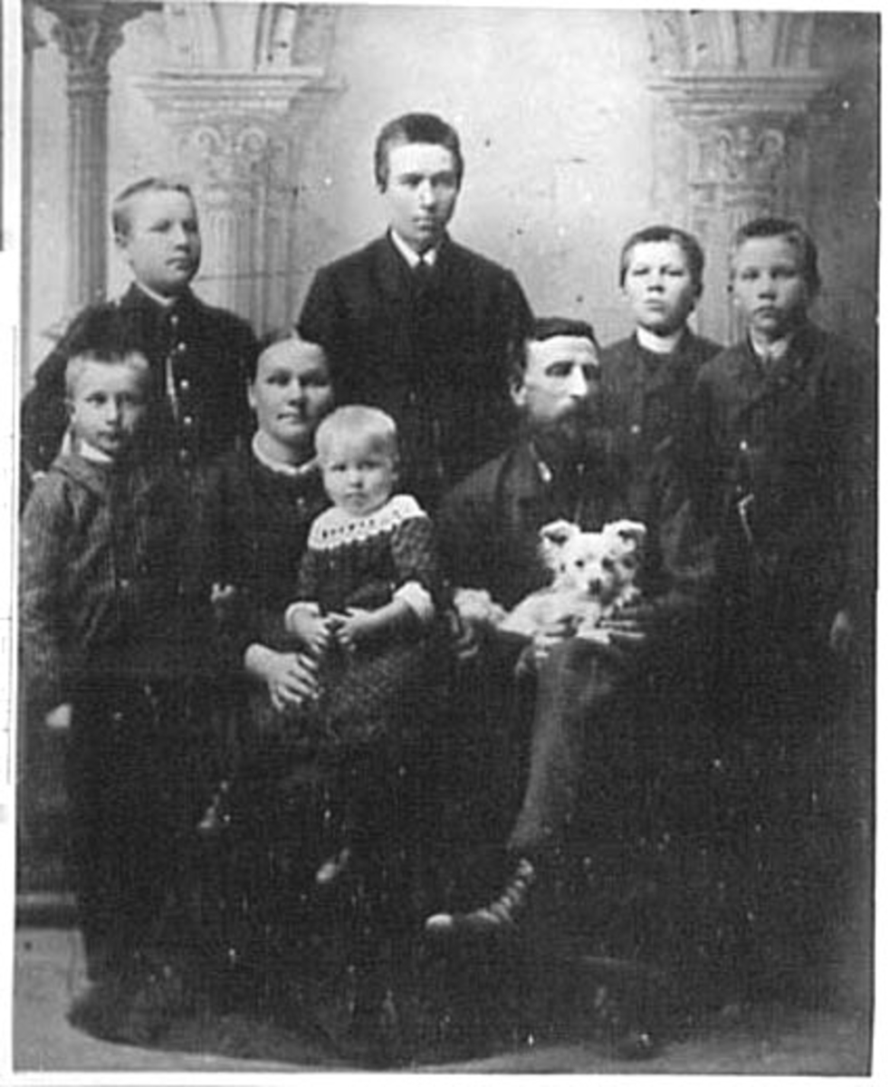 Anno Domkirkeodden, GRUPPE: 8, FAMILIEN WINDHOEL, BAK VENSTRE: ALBERT, EVEN, CHRISTIAN, KARL, I MIDTEN: ANDERS, OLINE, ANDERS, PÅ FANGET: EMMA MARIE.