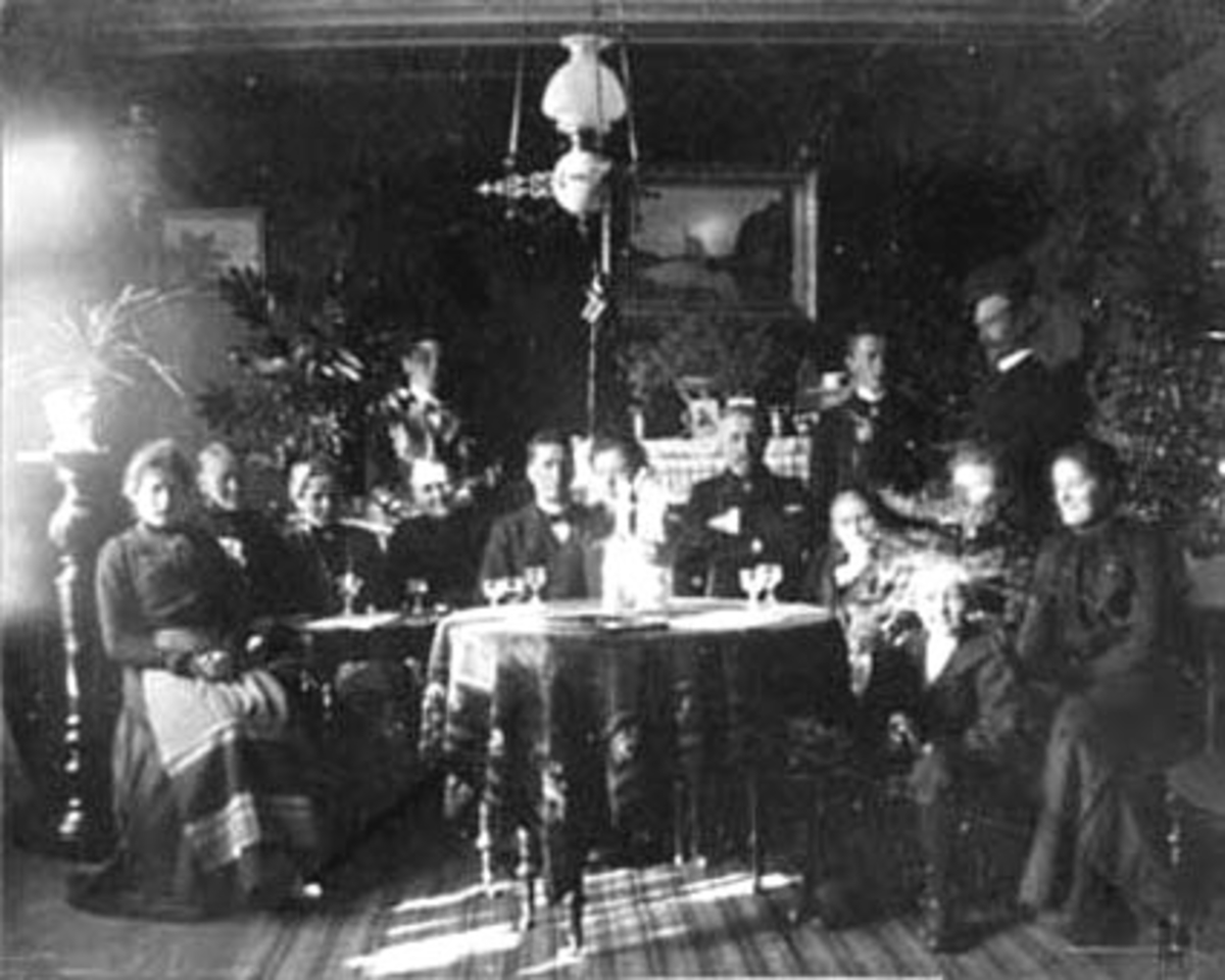Anno Domkirkeodden, INTERIØR: STUE, GAUSTAD, ROMEDAL, GRUPPE: 14 MEDLEMMER AV FAMILIEN GAUSTAD, TIL VENSTRE: RAGNHILD MURSTAD, STANGE.