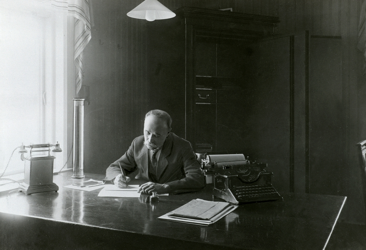 Anno Domkirkeodden, INTERIØR: TANGEN BRENNERI, PORTRETT: H. MOSTUE VED SKRIVEBORDET, DISPONENT FRA 1903-1929, TANGEN
