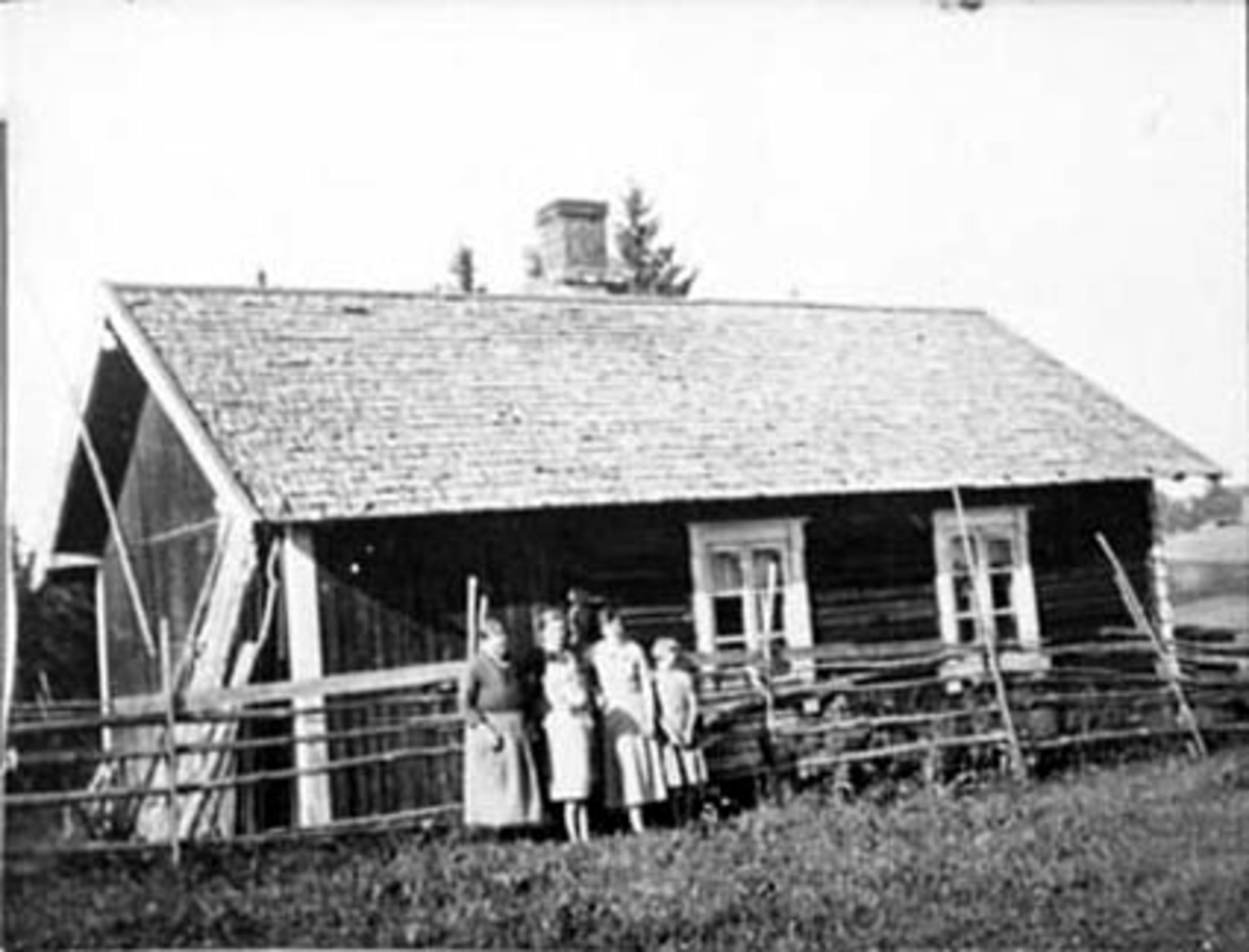 Anno Domkirkeodden, EKSTERIØR: HUSMANNSPLASS JENSBAKK UNDER FJETRE, GRUPPE: 5 FORAN, FRA VENSTRE: OLINE KRISTIANSEN, MARIE BERNTESEN, KARIN SKAR, HELGA JENSEN, ANNI FORAN,