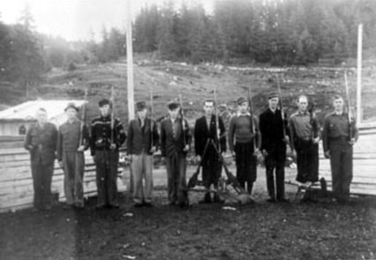 Anno Domkirkeodden, GRUPPE: 10, MILORG, STRANDLYKJA, FRA VENSTRE:JENS BJØRNSTAD, EIVIND SOLHEIM, OLE MOSTUE, ARVE HOLTET, FINN KJÆRNLI, RAGNAR ROMSAAS, GUNNAR ROGNSTAD, BJARNE EVENSEN, ARNE MOSTUE, MIDTSKOGEN.