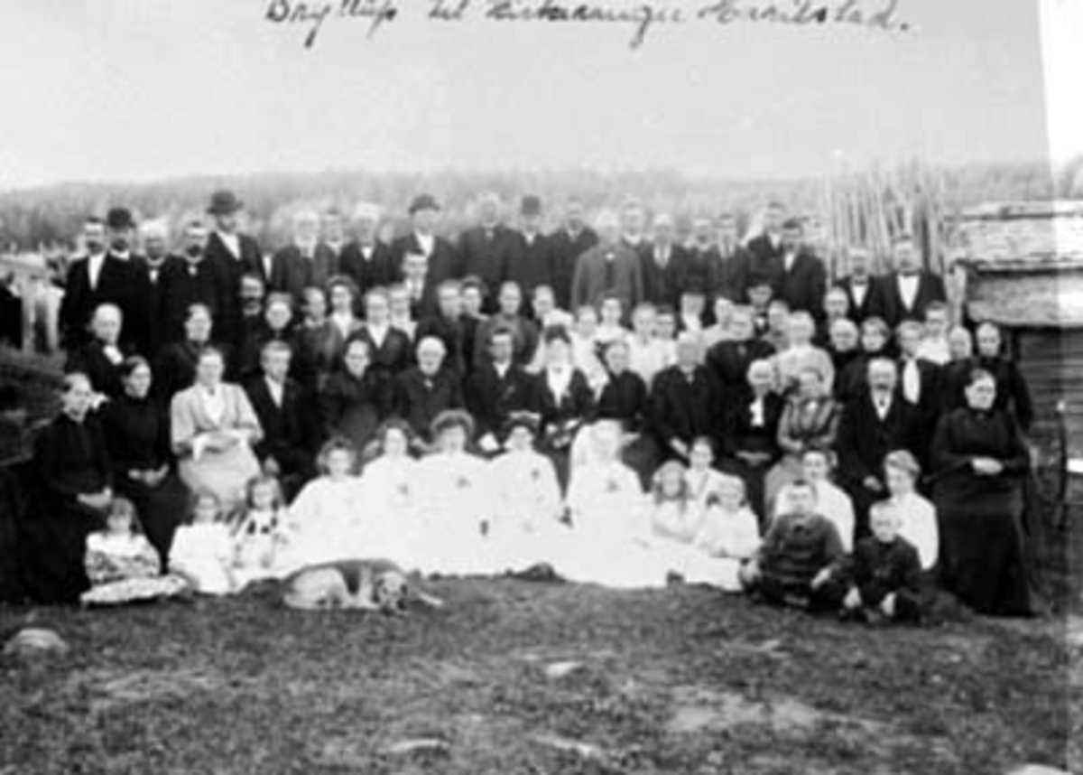 Anno Domkirkeodden, STOR GRUPPE: BRYLLUPSGJESTER MED BRUDEPARET. KIRKESANGER HARILDSTAD, HAUGAASEN. Bryllupet sto 13/7 1909. Rett til høyre for bruden sitter hennes foreldre: Mathea Larsdatter og Gunder Olsen Filseth.