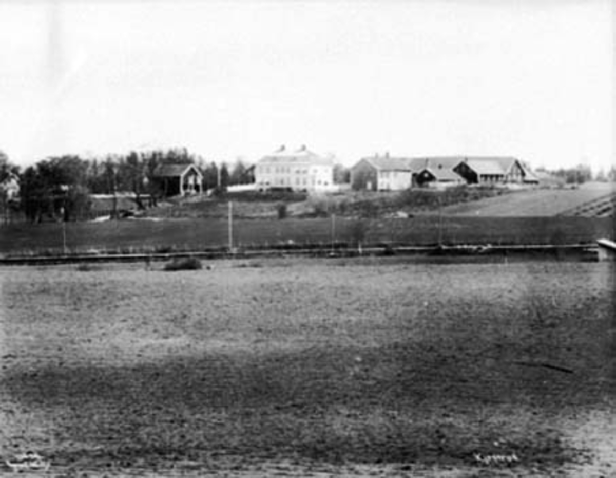 Anno Domkirkeodden, EKSTERIØR: GARDSBRUK KJONERUD GÅRD, BEKKELAGET