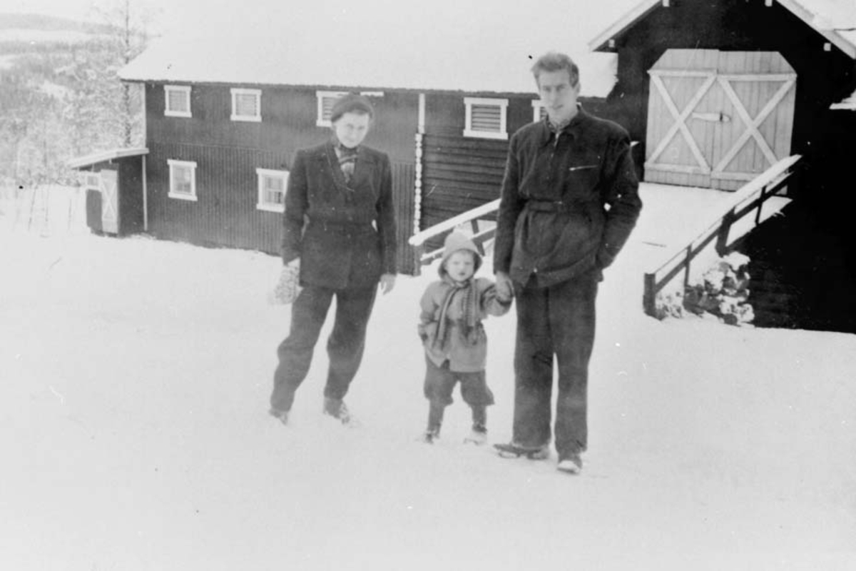 Anno Domkirkeodden, EKSTERIØR: LÅVE, GRUPPE: 3 FORAN FRA VENSTRE: MAJA AUSTAD, KJELL BRYHNI, JOHAN BRYHNI, VALLSET, GUNNILDBERGET