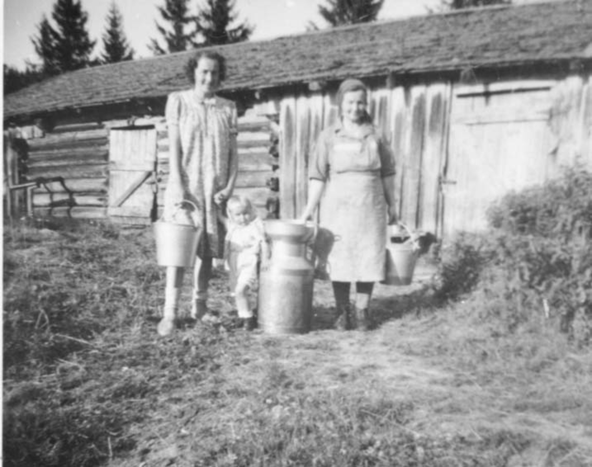Anno Domkirkeodden, GRUPPE: 3, TIL HØYRE: BUDEIE JULIE OLSEN MED DATTER OG DATTERDATTER FORAN FJØSET, LALUMSVANGEN SETER, Hei. På bilde er min mor, Anne Marie Johanesen gift Andersen, jeg - Inger Johanne Andersen gift Maagaard og bestemor Julie Olsen( som egentlig het Julie Johnsen men tok ettenavnet Olsen). Bildert e…