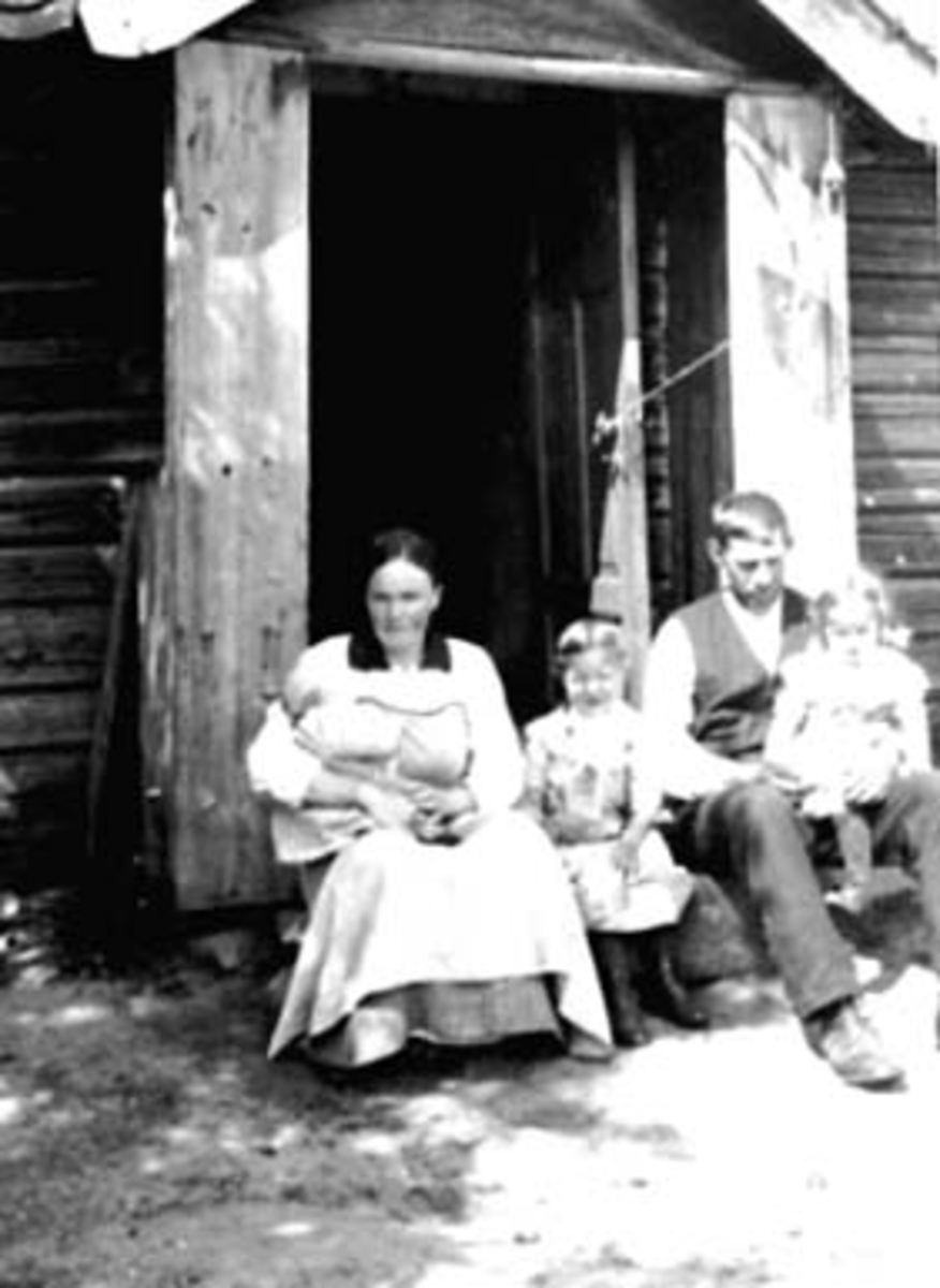 Anno Domkirkeodden, GRUPPE: FAMILIE, ELISE PEDERSEN, PETTER PEDERSEN, BARNA FRA VENSTRE: ELLA PEDERSEN FØDT. 1917, ESTER PEDERSEN, THORA PEDERSEN, KNUTSBAKKEN.