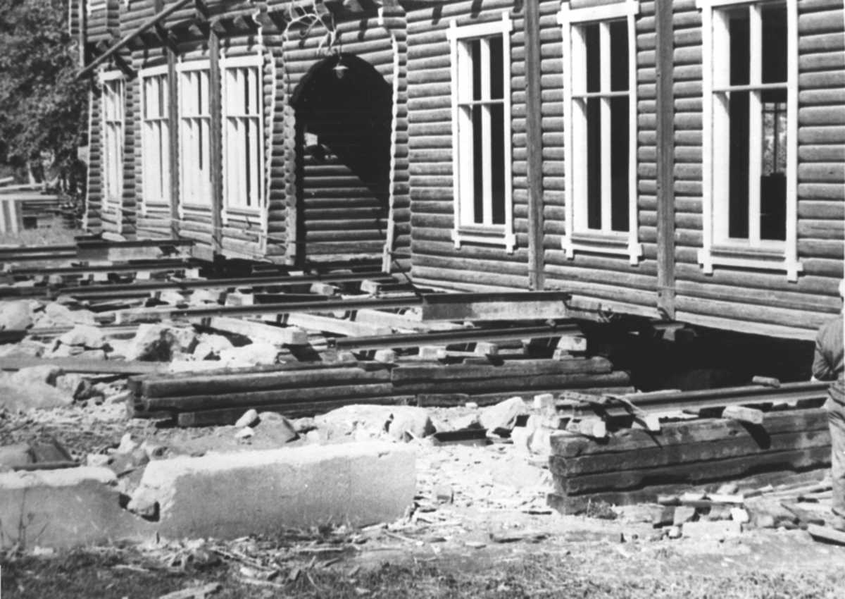Anno Domkirkeodden, EKSTERIØR: GAMLE STANGE SKOLE, UNDER FLYTTING