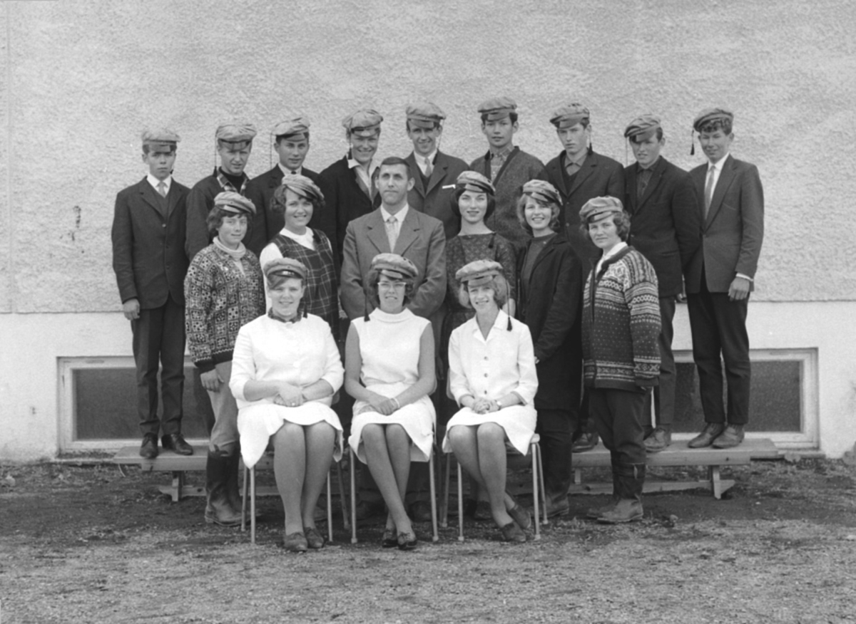 Anno Domkirkeodden, GRUPPE: SKOLEELEVER, STANGE KOMMUNALE REALSKOLE, 17 ELEVER, RUSS, LÆRER BJØRNSTAD