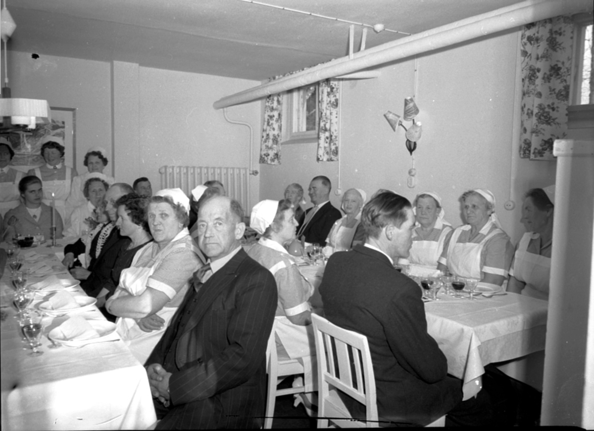 Anno Domkirkeodden, GRUPPE: SYKEHUSPERSONALE, AVSKJEDSFEST SØSTER ANNA, STYRET, GJESTER, INTERIØR: STANGE SYKEHUS, DEKKET LANGBORD