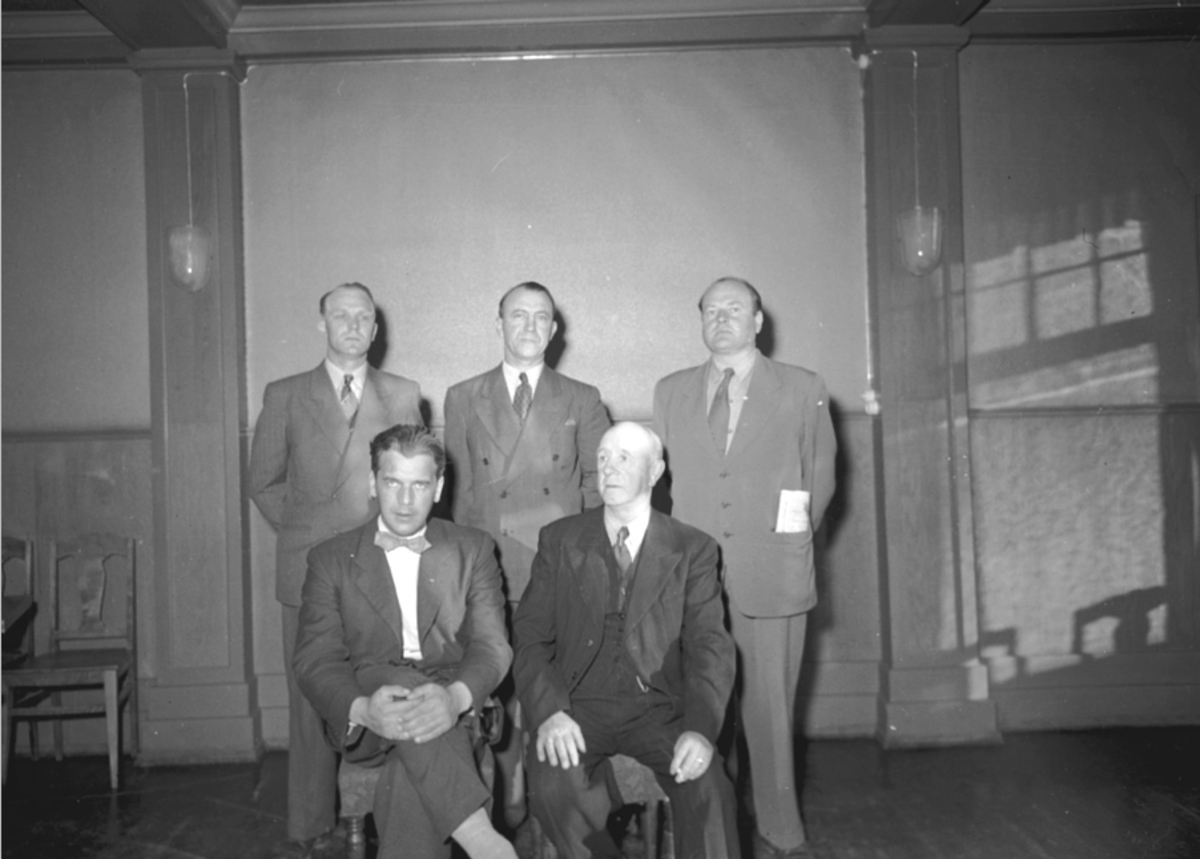 Anno Domkirkeodden, GRUPPE: 5, STANGE VANNVERKSSTYRE, BAK FRA VENSTRE: JØRGEN JENSEN, HELMER SØRHOLTE, ANDERS REE, FORAN: O. J. KIELLAND REE, ORDFØRER. CHR. STENSBAK,