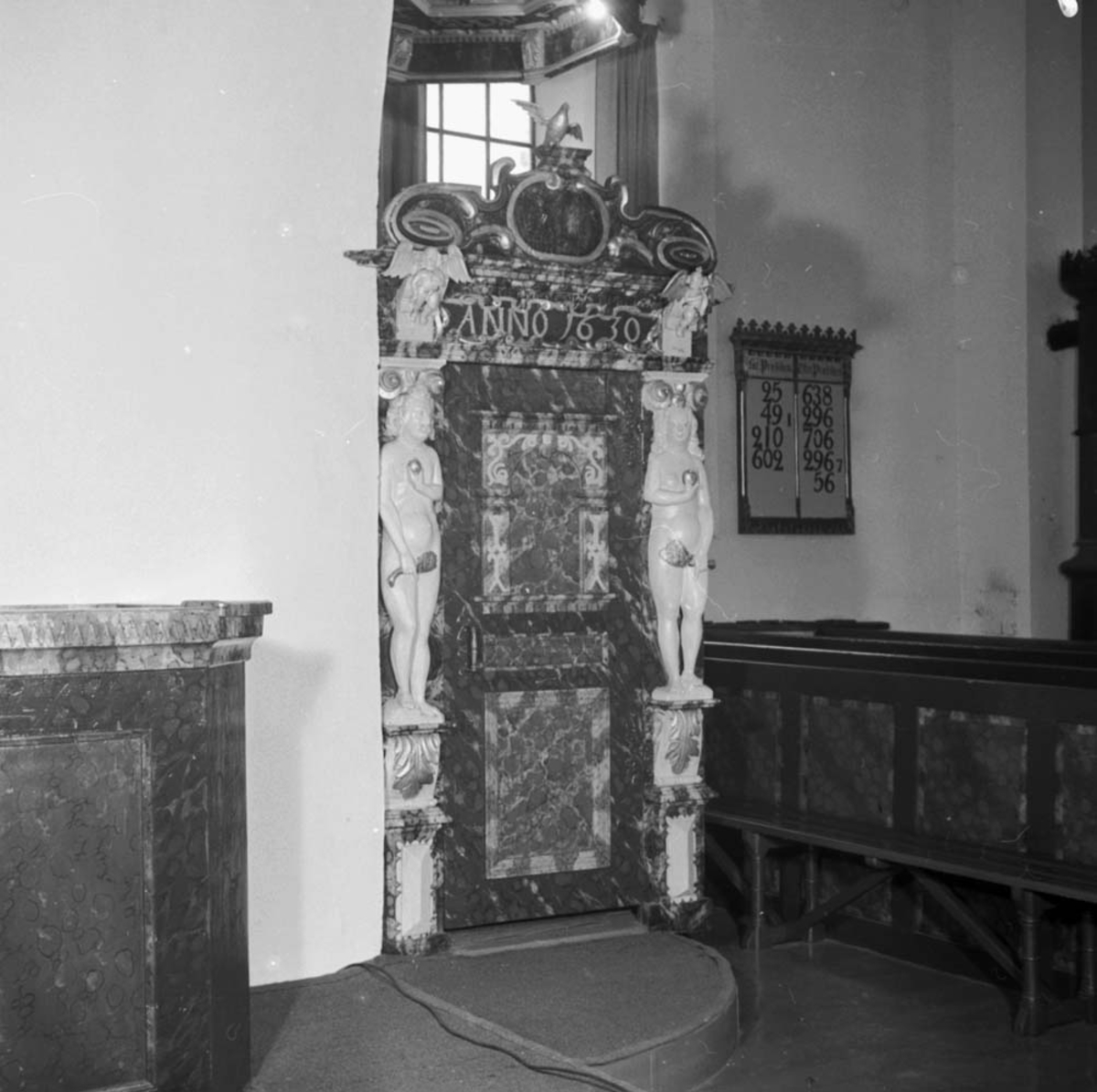 Anno Domkirkeodden, INTERIØR: STANGE KIRKE, PORTALEN TIL PREKESTOLEN, PREKESTOLEN FRA 1600-TALLET,