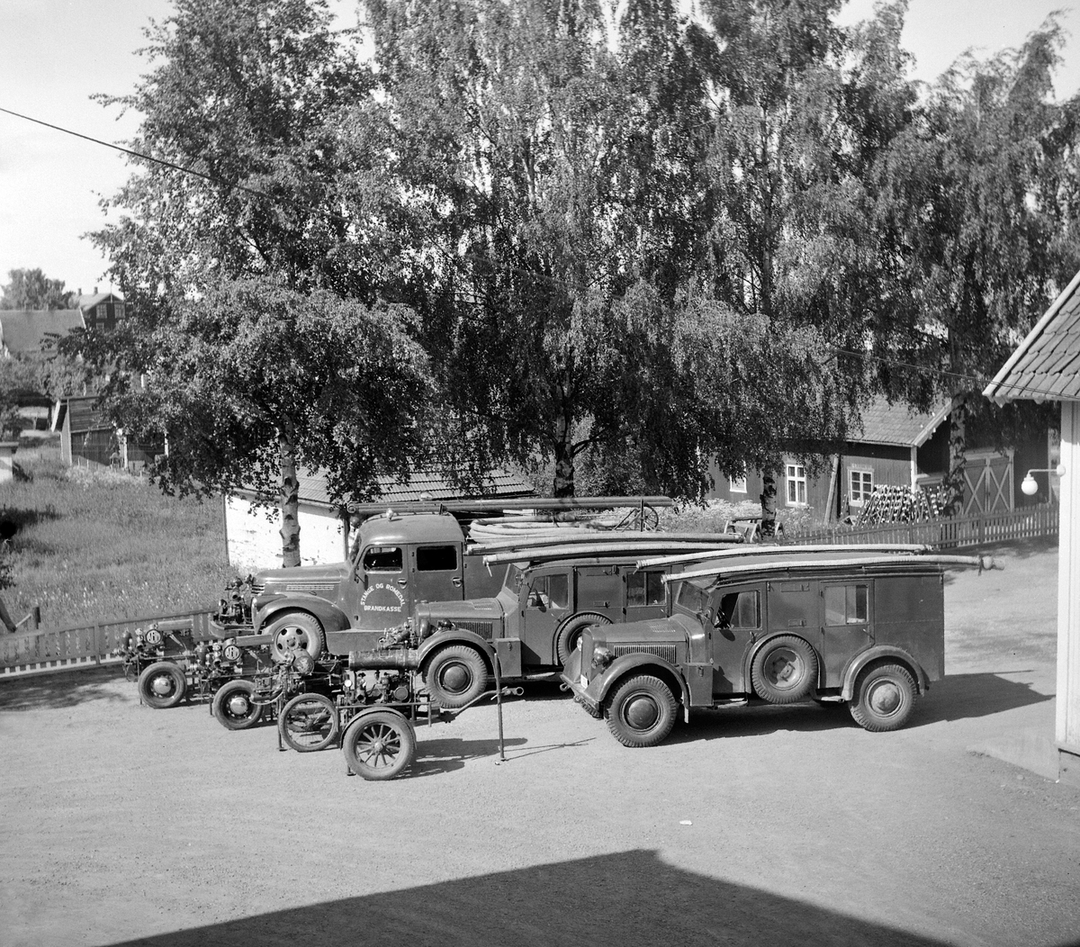 Anno Domkirkeodden, STANGE BRANNVESEN, BRANNBILER, I FORGRUNNEN: 2 STK. HORCH, EX-TYSK KRIGSMODELL, DEN ENE PÅ REG. NR. D-4665, BRANNSPRØYTER