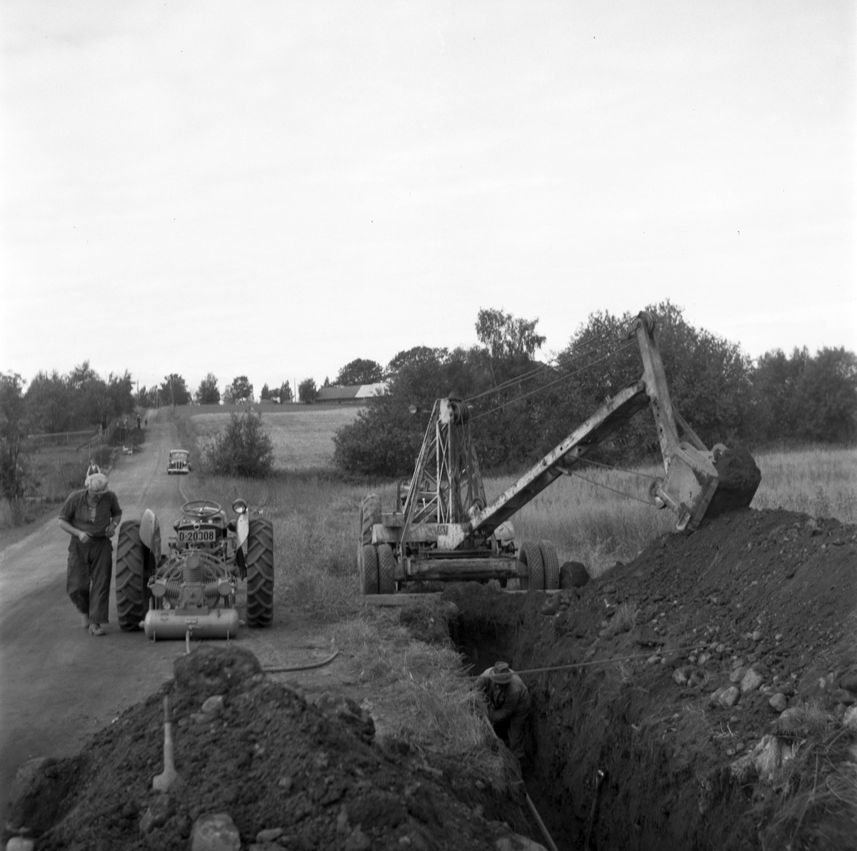 Anno Domkirkeodden, STANGE KOMMUNE, VANNVERKET, LEGGER RØR, GRØFTGRAVEMASKIN, TRAKTOR, MENN