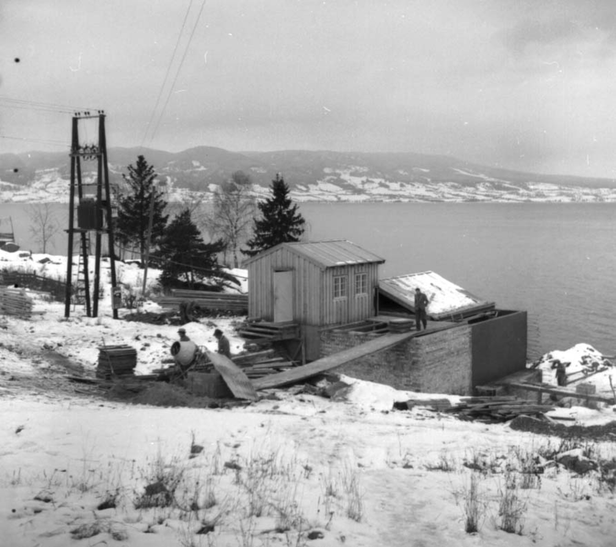 Anno Domkirkeodden, STANGE KOMMUNE, VANNVERKET, PUMPESTASJON, EKSTERIØR: FRANGSTUA, FRANGSTØEN, VINTERSE ÅRBOKA GAMMALT FRÅ STANGE OG ROMEDAL 2006 S. 174