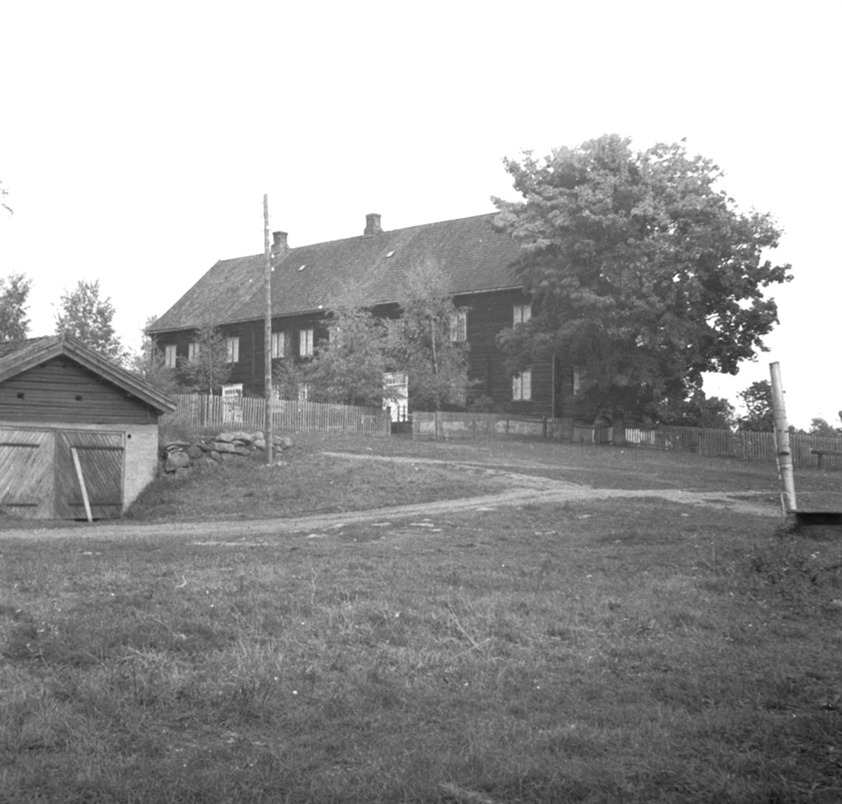 Anno Domkirkeodden, EKSTERIØR: GARDSTUN, SANDE GÅRD, HOVEDBYGNINGEN