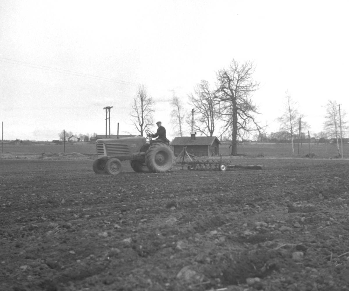 Anno Domkirkeodden, TRAKTOR MED HARV/SLODD, KJENNSTAD GÅRD