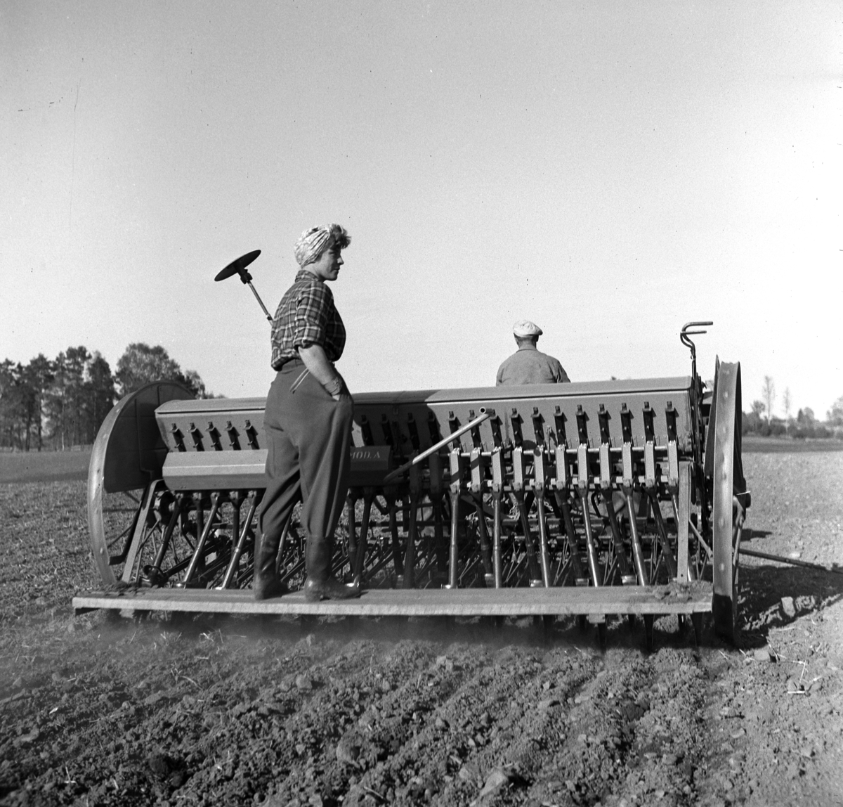 Anno Domkirkeodden, TRAKTOR MED SÅMASKIN, FOKHOL GÅRD,