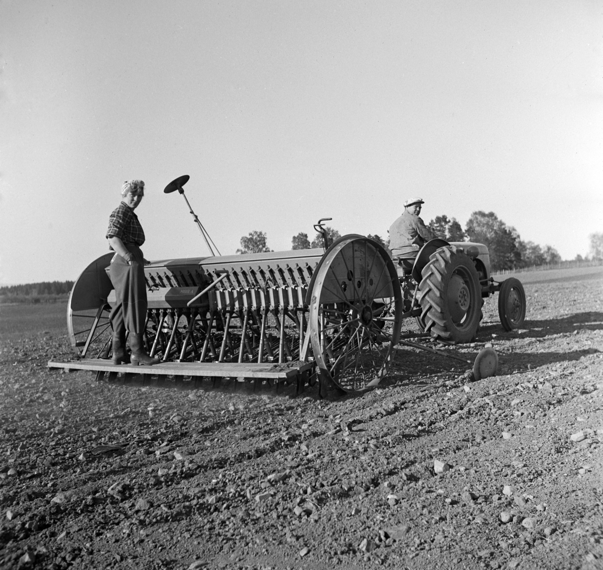 Anno Domkirkeodden, TRAKTOR MED SÅMASKIN, FOKHOL GÅRD