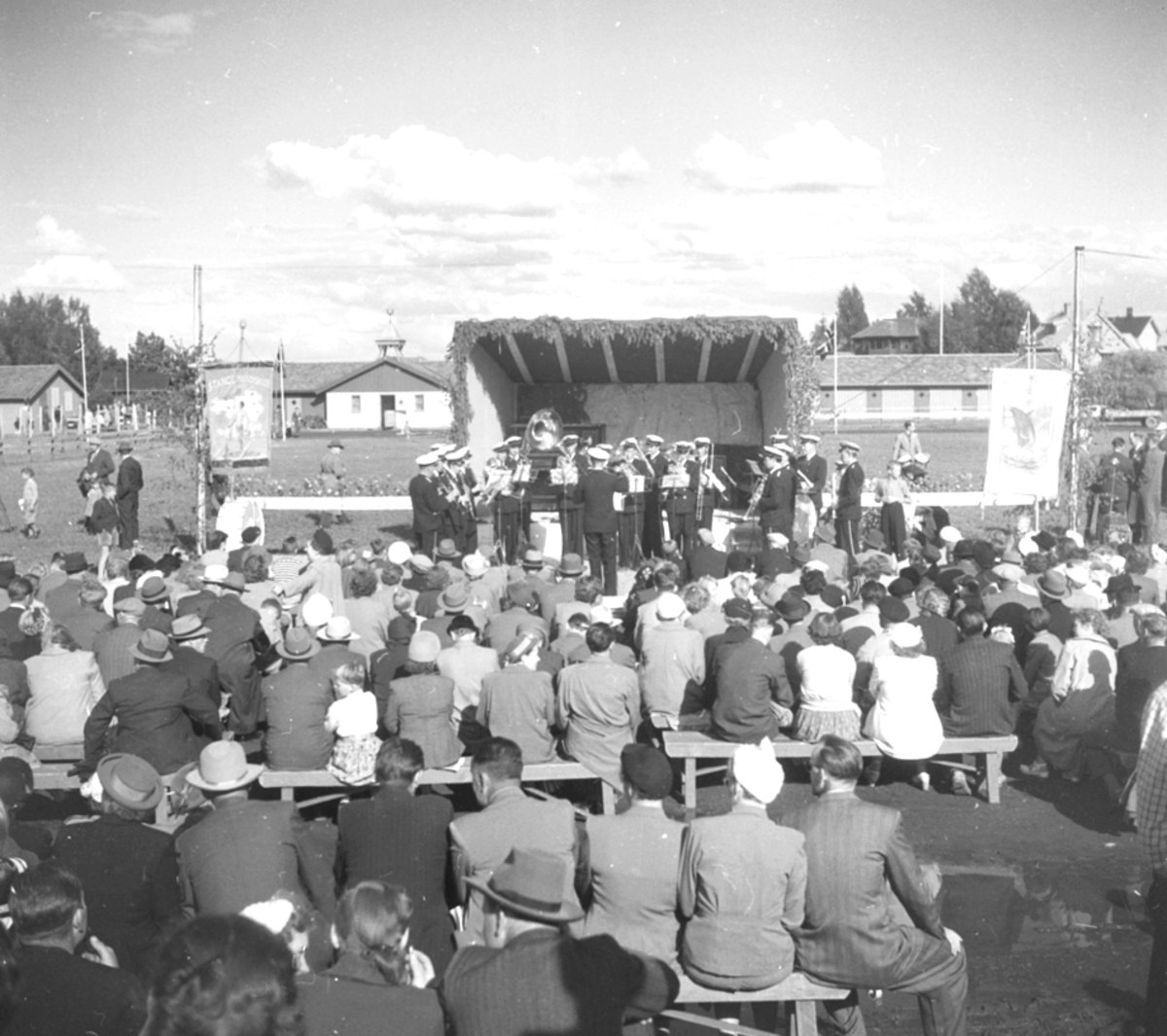 Anno Domkirkeodden, STANGEUTSTILLING, MYE FOLK, SCENE, MUSIKKORPS, UTSTILLINGSPLASSEN, HAMAR
