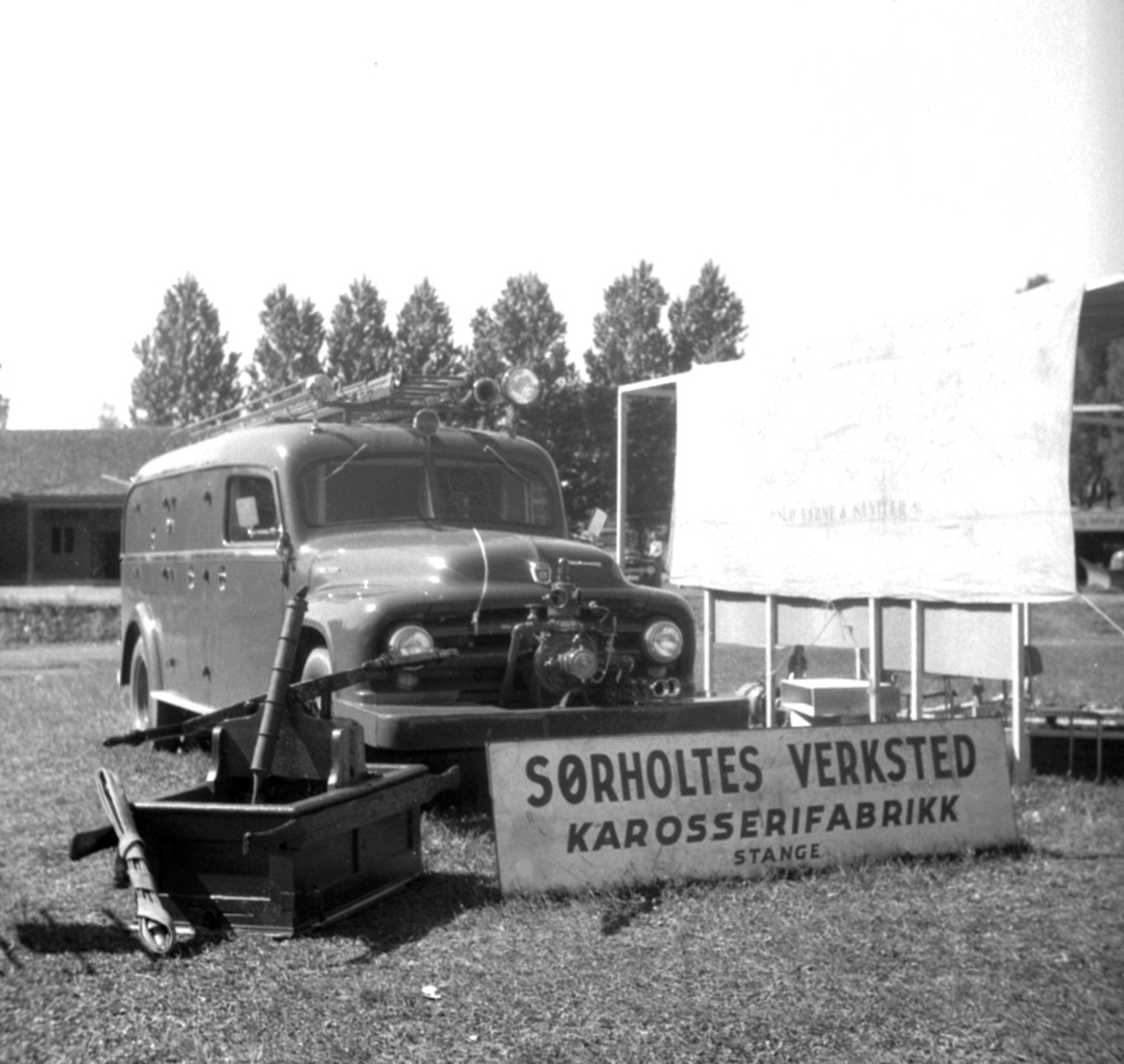 Anno Domkirkeodden, STANGEUTSTILLING, STAND: SØRHOLTES VERKSTED, KAROSSERIFABRIKK, BRANNBIL, UTSTILLINGSPLASSEN, HAMAR BILEN ER EN AMERIKANSK FORD 1953 MODELL.