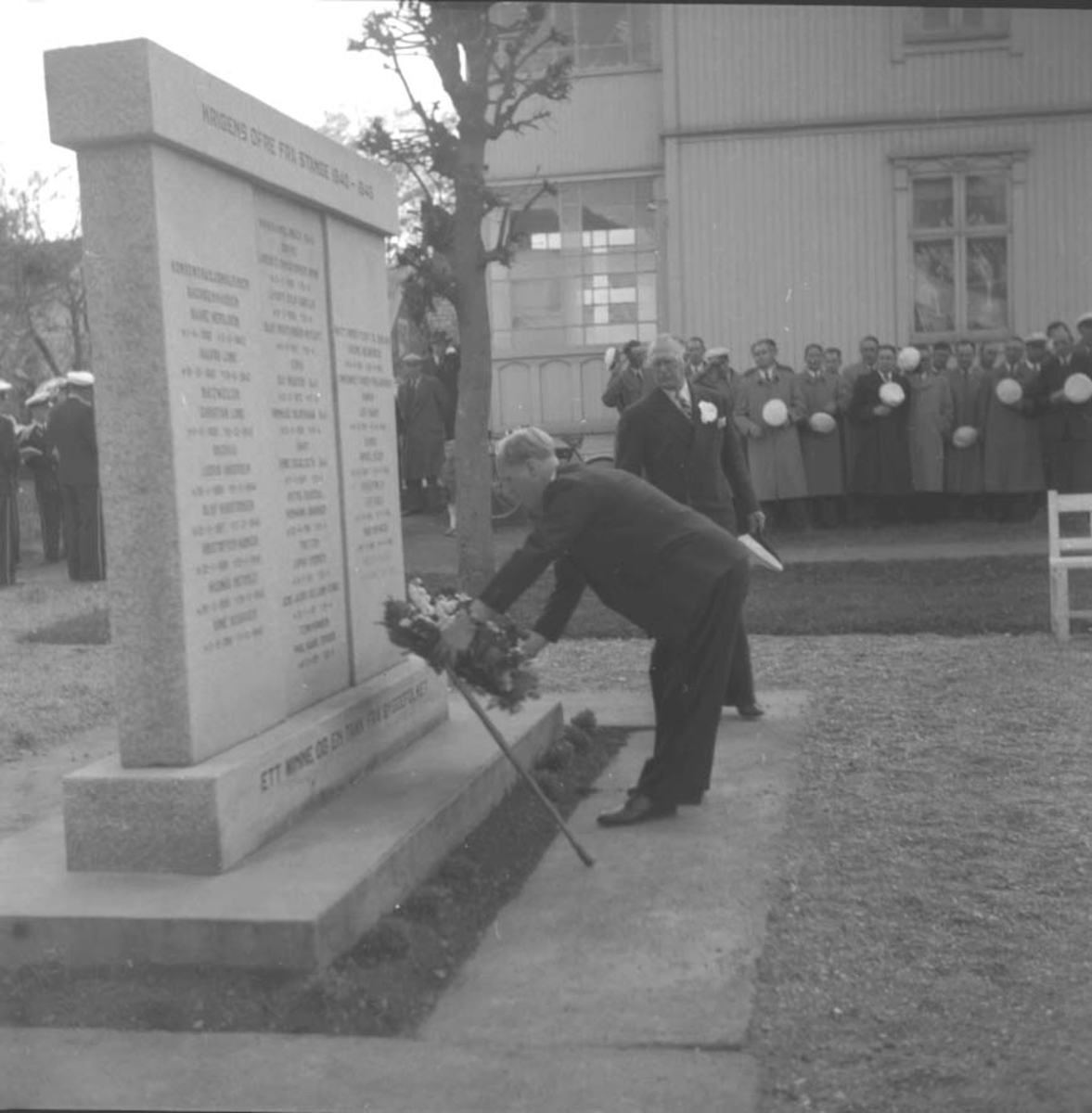 Anno Domkirkeodden, 17 MAI, LÆRER SVERRE FJÆSTAD, SVERRE VED BAUTA, KRANSPÅLEGGELSE