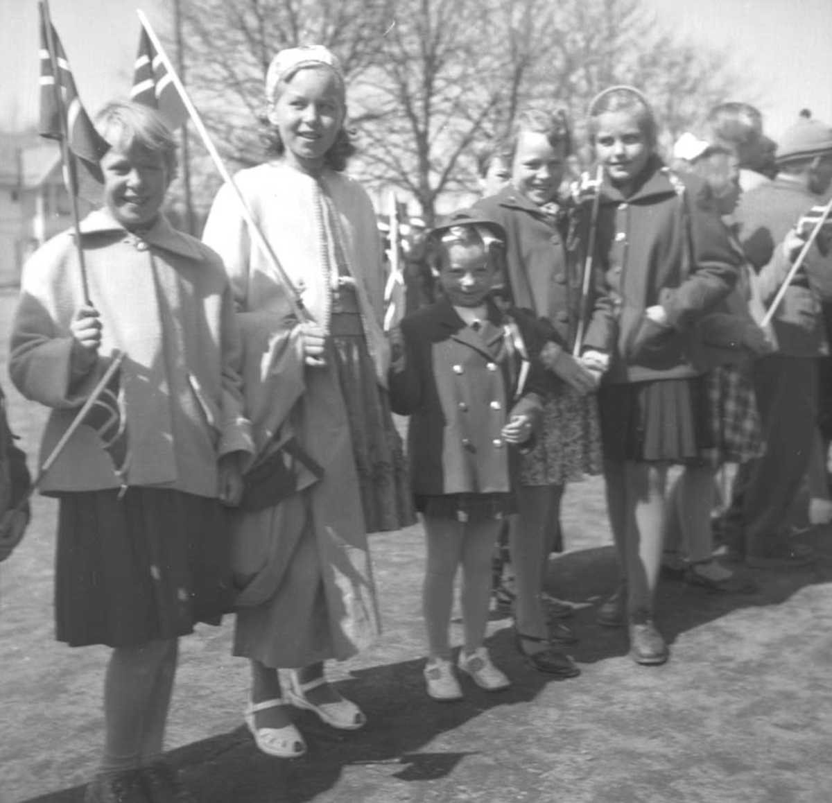 Anno Domkirkeodden, 17 MAI, JENTER MED FLAGG,