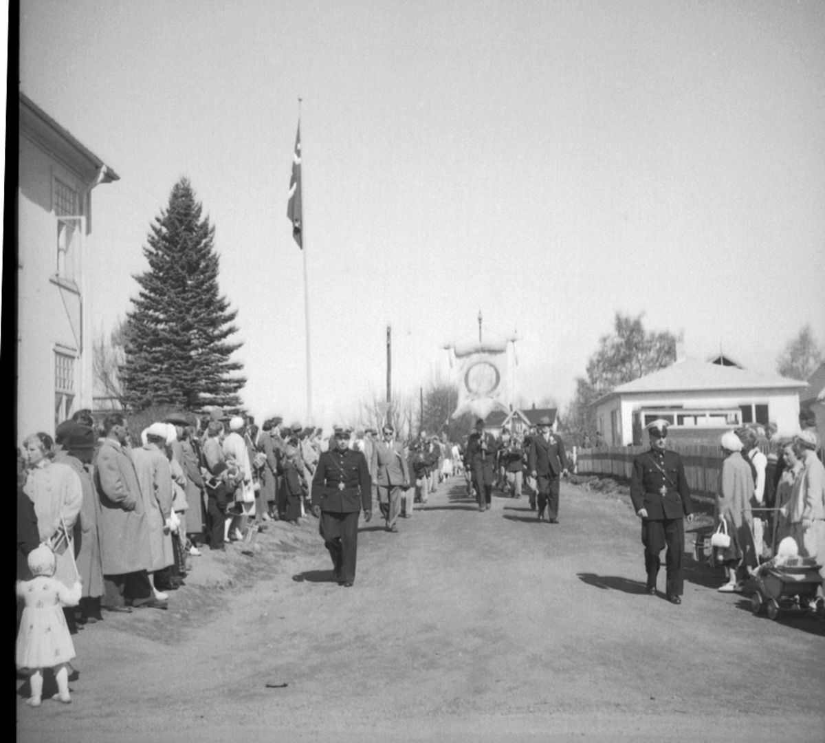 Anno Domkirkeodden, 17 MAI, BARNETOG, FANE, POLITI,