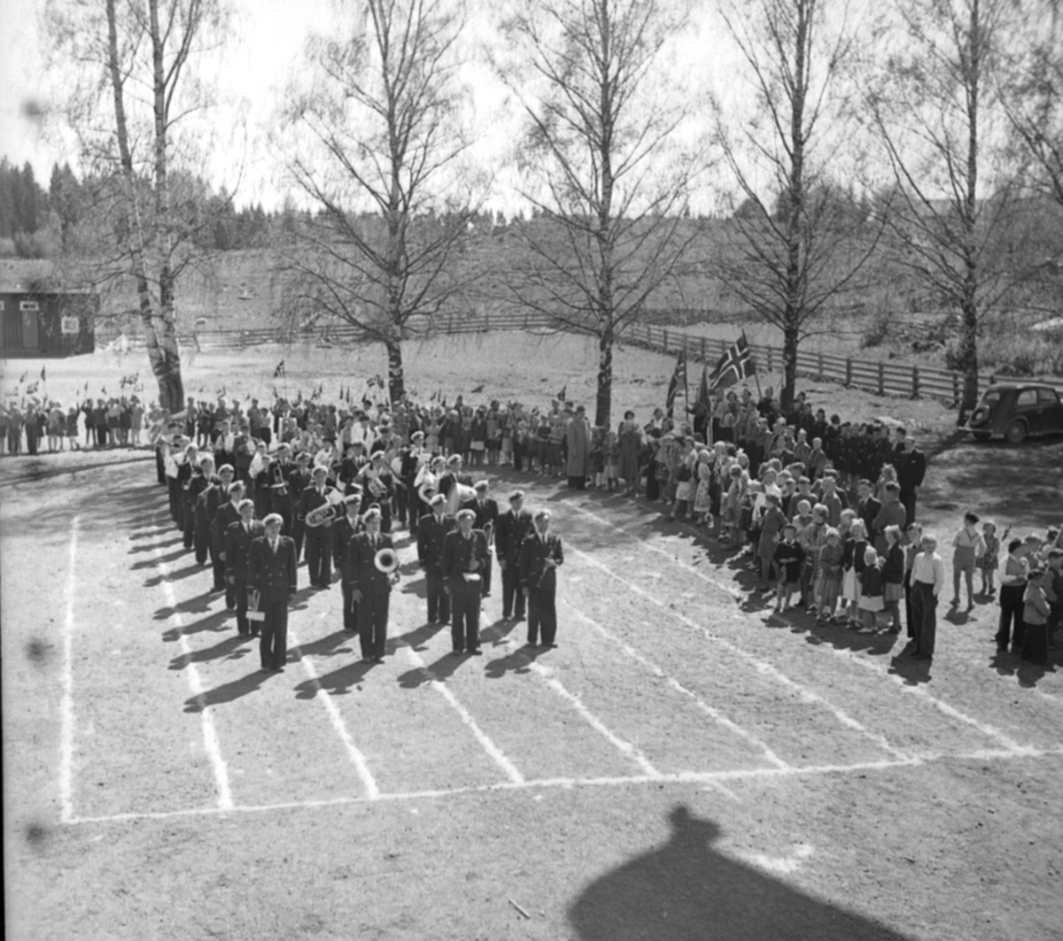 Anno Domkirkeodden, 17 MAI, MUSIKKORPS OPPSTILT, BARN MED FLAGG RUNDT,