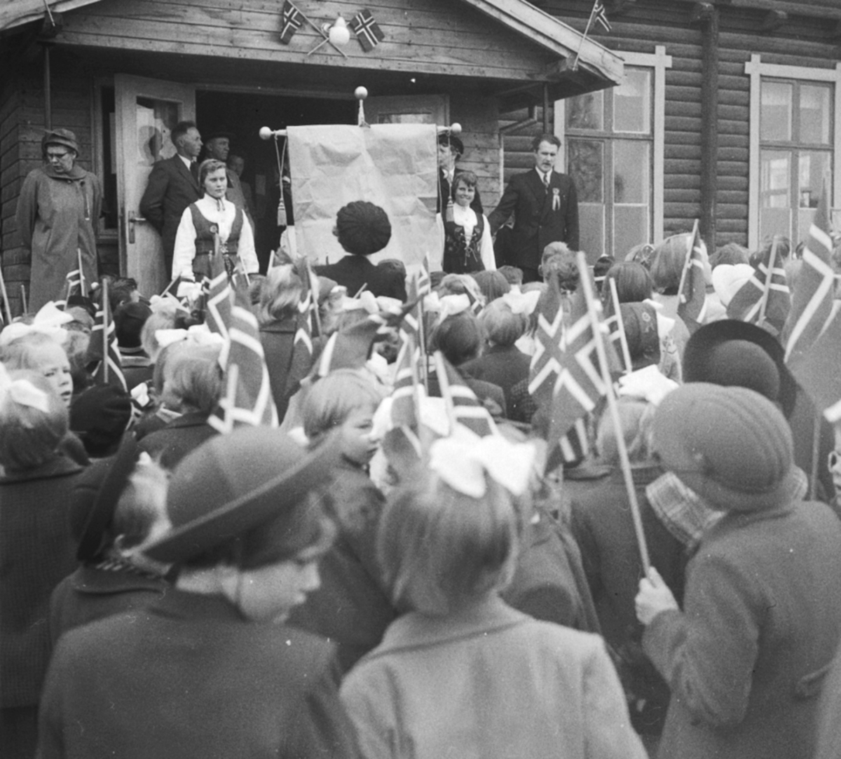 Anno Domkirkeodden, 17 MAI, APELL FORAN SKOLEN, SKOLETRAPPA, FRA HØYRE: BERG, FINN LÆRER, BAK: SKIBENES, LOUISE, TIL VENSTRE: FRK. RØHNE,