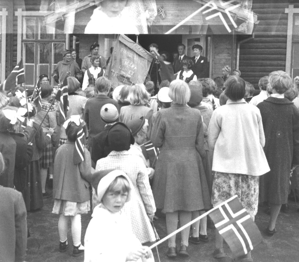 Anno Domkirkeodden, 17 MAI FEIRING, SKOLEPLASSEN, BARN, FANE: STANGE SKOLE "FAGERT ER LANDET",