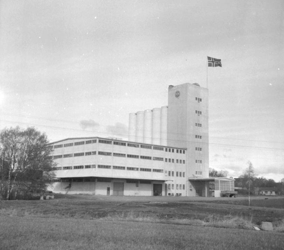 Anno Domkirkeodden, EKSTERIØR: FELLESKJØPETS MØLLE, , FLAGG