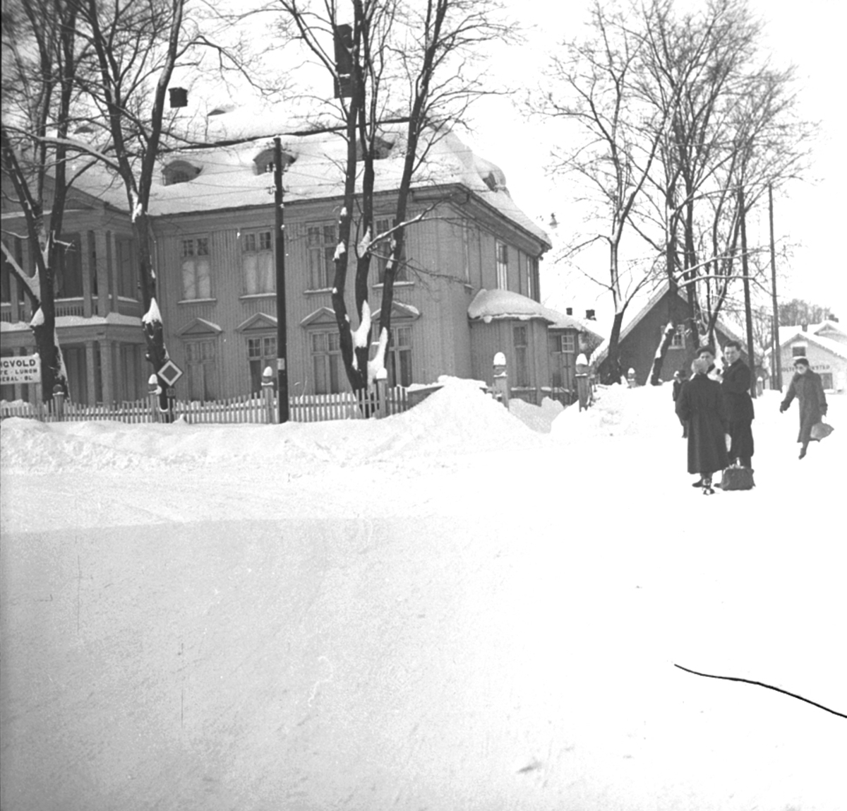 Anno Domkirkeodden, EKSTERIØR: TINGVOLD, VINTER, SETT FRA HAMMER,