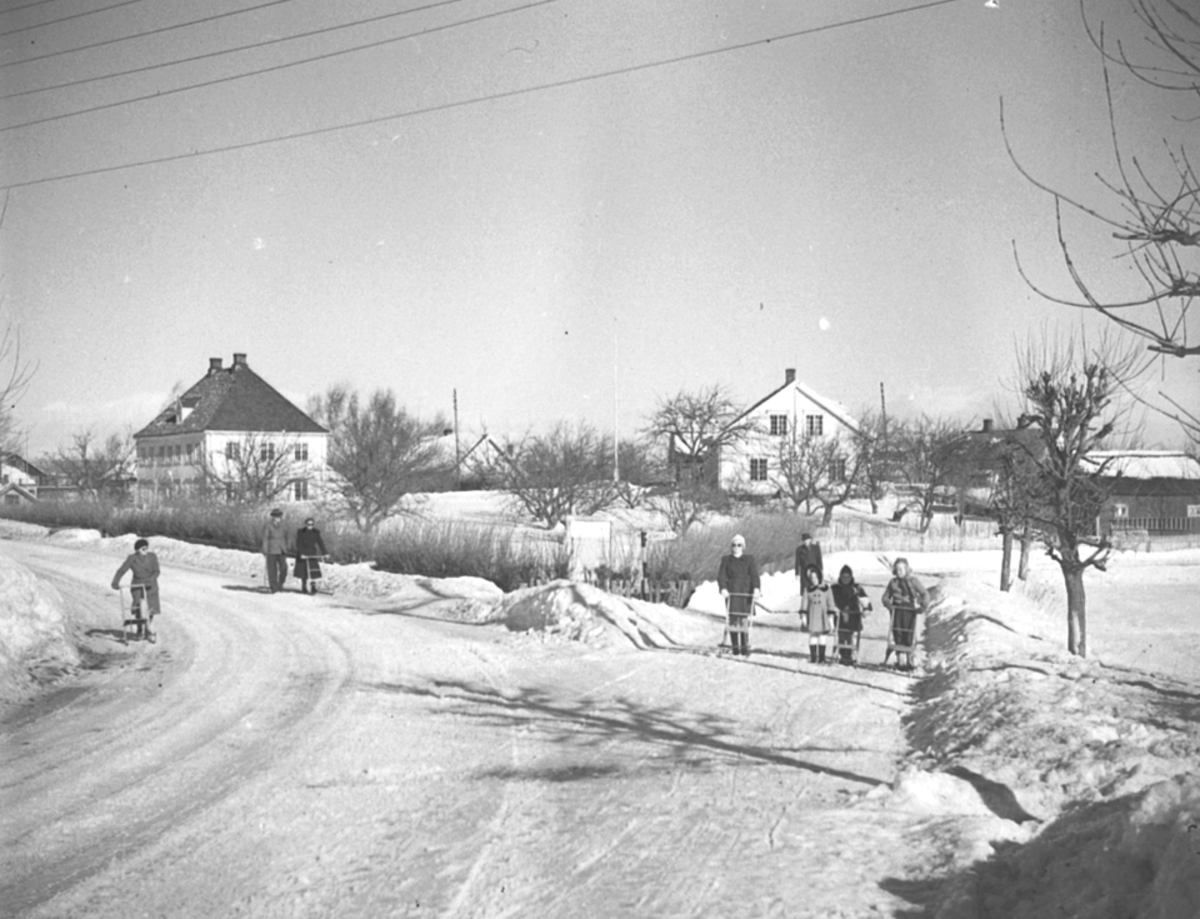 Anno Domkirkeodden, OVERSIKT KRYSSET RIKSVEG 222/KRISTIAN FJELDSGT. , SOLE BAK, VINTER