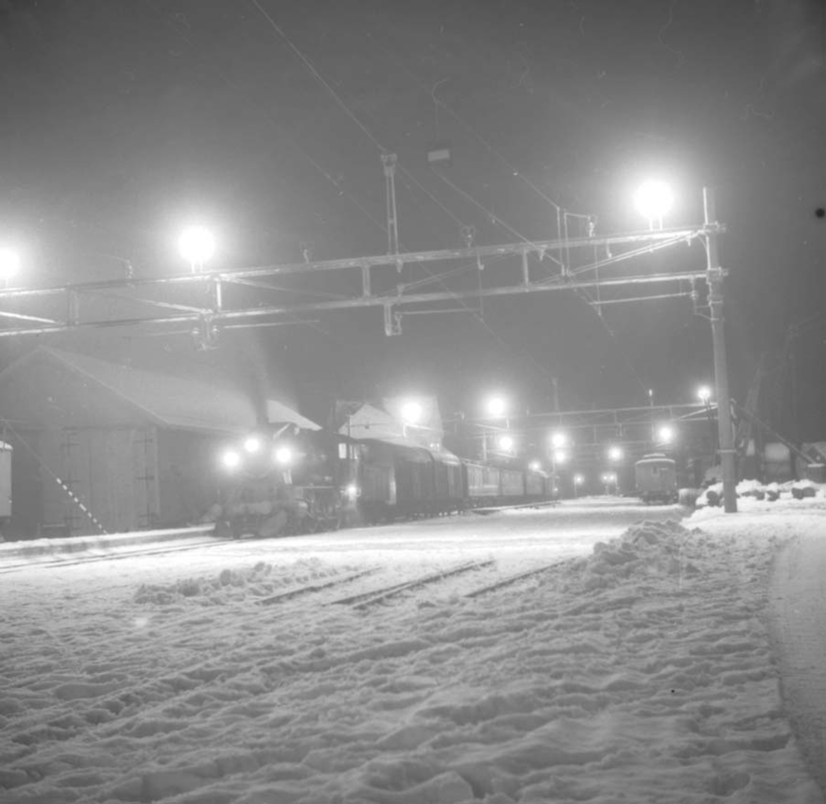 Anno Domkirkeodden, OVERSIKT STANGE JERNBANESTASJON, NATT