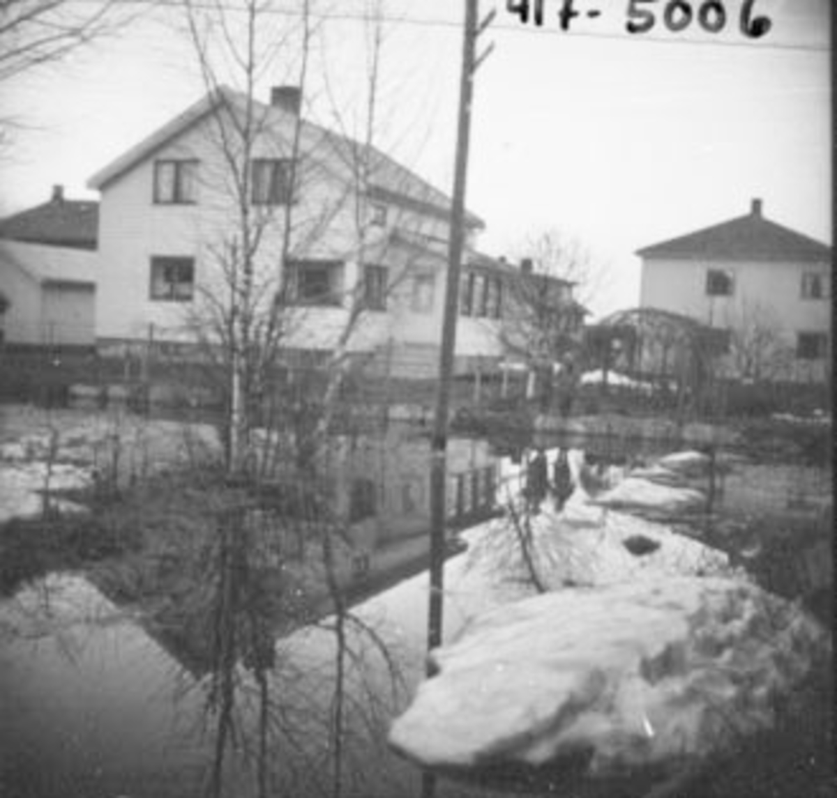 Anno Domkirkeodden, OVERSVØMMELSE, VÅRFLOM, WILBERGS HUS, 2 BARN MED TRILLEBÅR OG LEKEBIL,