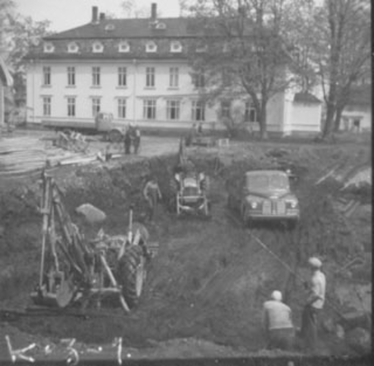 Anno Domkirkeodden, TINGVOLD, GRAVING I FORGRUNNEN, GRAVEMASKIN PÅ TRAKTOR, LASTEBIL AUSTIN LASTEBIL CA. 1951-55, FOLK ARBEIDER, STANGEBYEN