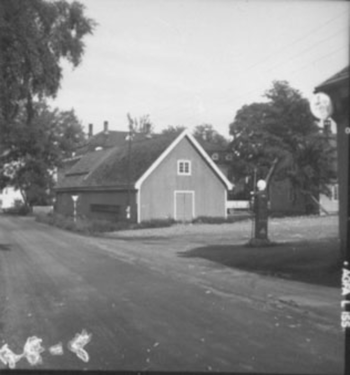 Anno Domkirkeodden, EKSTERIØR : TINGVOLD, STALL, VEDSKÅLE,