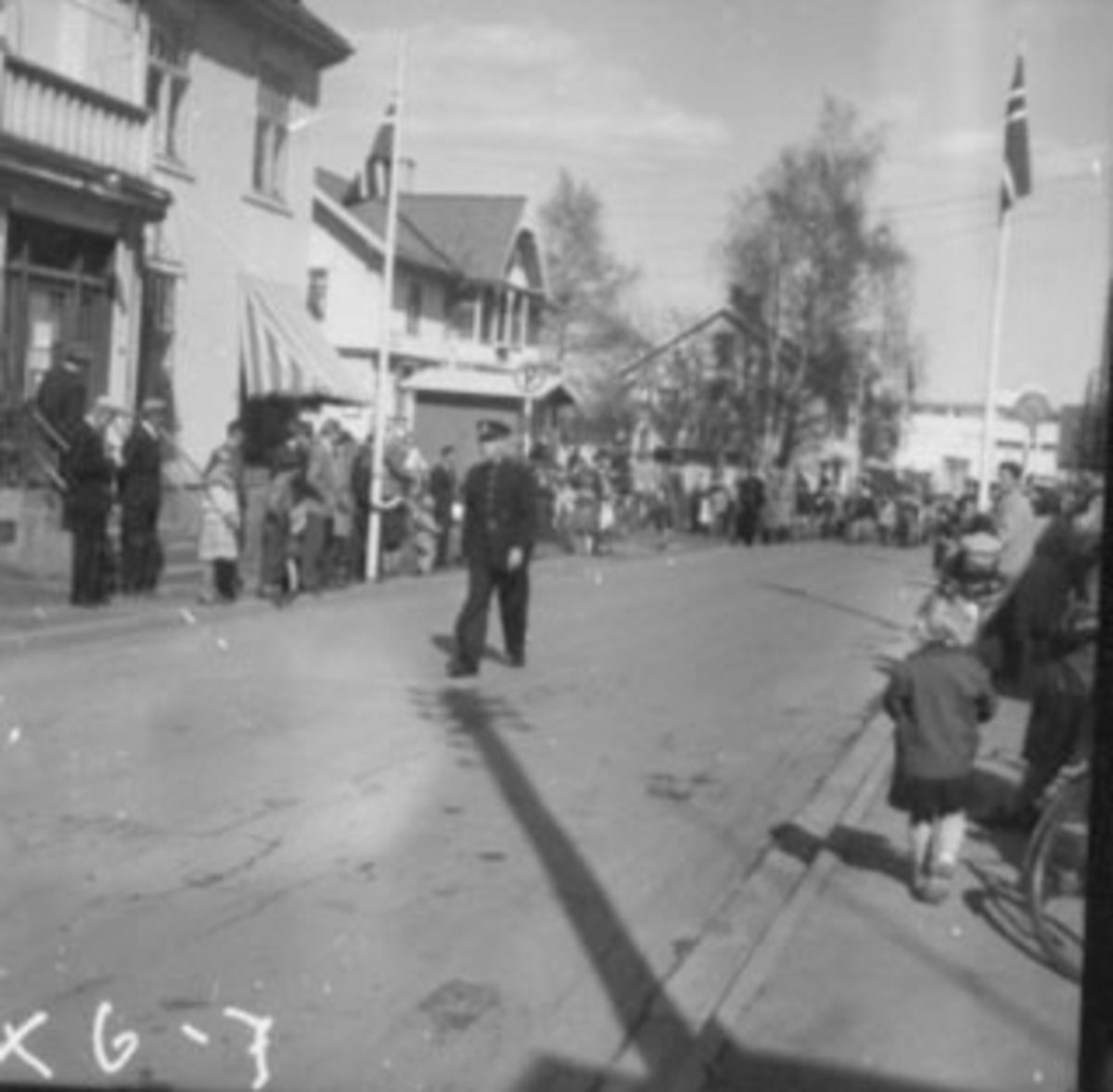 Anno Domkirkeodden, 1. MAI TOG, POLITIMANN I FORGRUNNEN. , MYE FOLK, STORGATA. ,