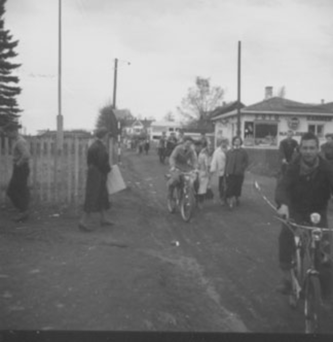 Anno Domkirkeodden, MYE FOLK I GATA, EKSTERIØR : HELGER, NORMANN FOTOFORRETNING, SYKLISTER,