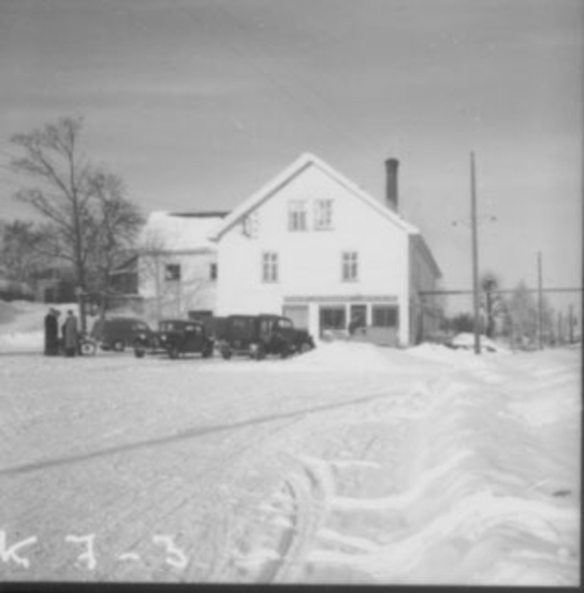 Anno Domkirkeodden, EKSTERIØR: STANGE MEIERI, BILER, FOLK UTENFOR, VINTER,