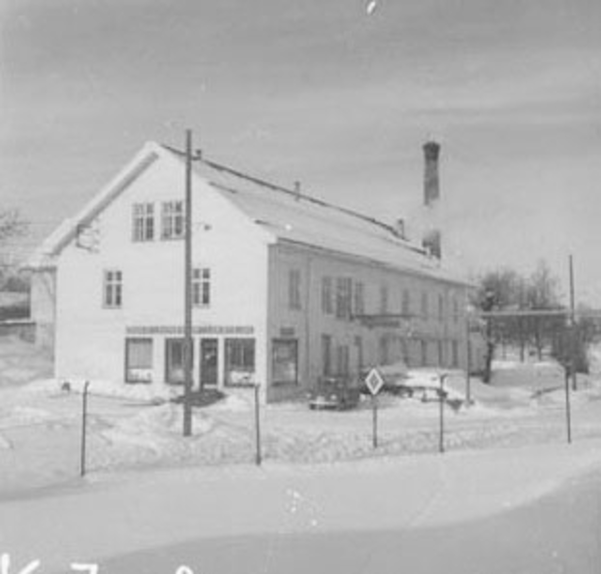 Anno Domkirkeodden, EKSTERIØR: STANGE MEIERI, BIL, VINTER,