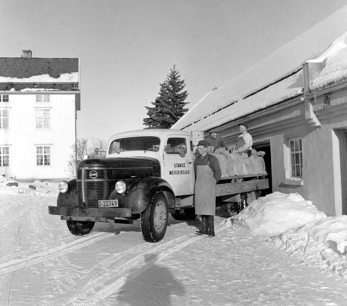 Anno Domkirkeodden, STANGE MEIERI, UTKJØRING MED LASTEBIL VOLVO "RUNDNOS" CA. 1946-52 MODELL, TRANSPORT AV SEKKER. Internatet i bakgrunnen.