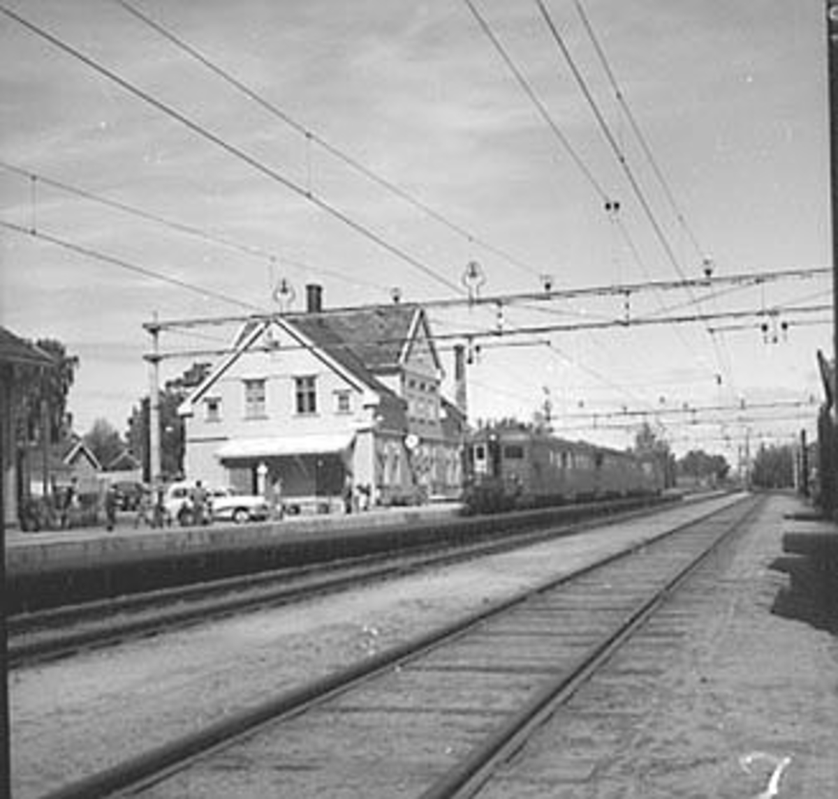 Anno Domkirkeodden, EKSTERIØR: STANGE STASJON, TOG, FOLK, BILER,