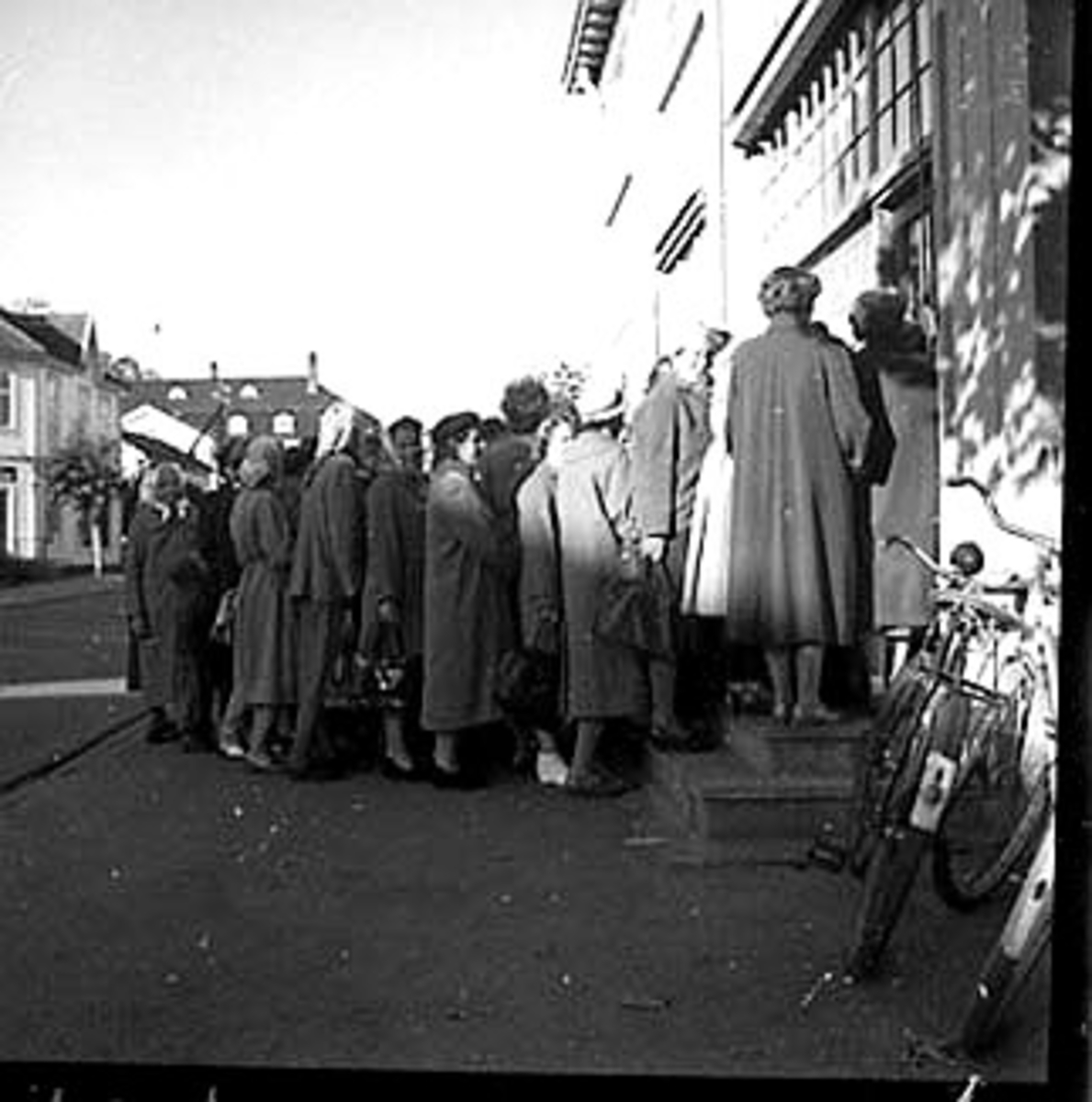 Anno Domkirkeodden, STOR GRUPPE: KØ MED FOLK FORAN GODAGER, AGNES FORRETNING, UTSALG ETTER PETTERSON, JOHN OVERTAGELSE, STORGATA