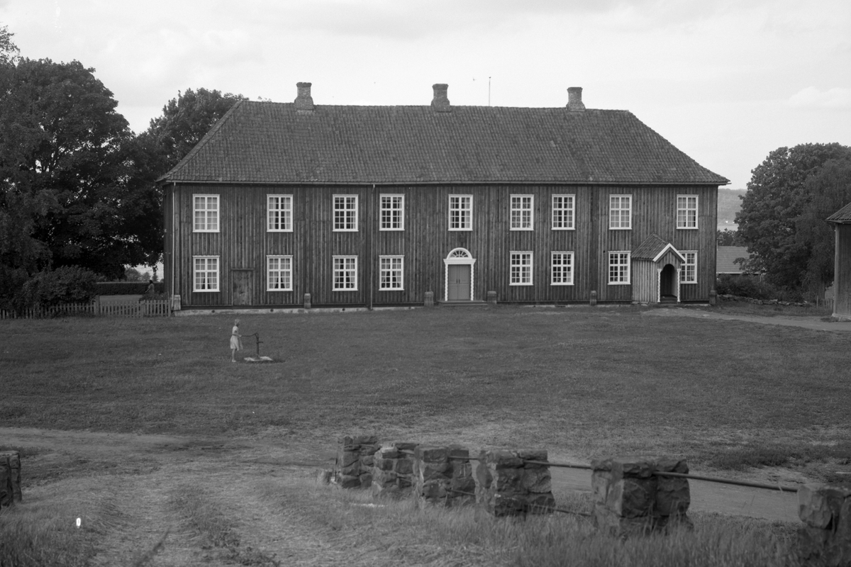 Anno Domkirkeodden, EKSTERIØR: GARDSBRUK, HOVEDBYGNINGEN, RINGNES GÅRD,