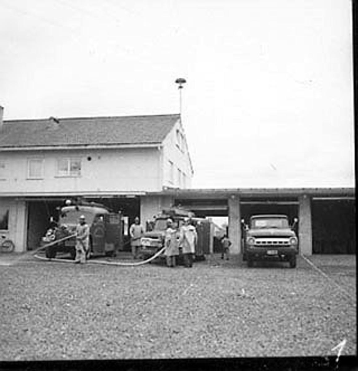 Anno Domkirkeodden, BRANNØVELSE, STANGE BRANNVESEN, EKSTERIØR: BRANNSTASJONEN, BRANNMENN, BRANNSLANGE, BRANNBILER