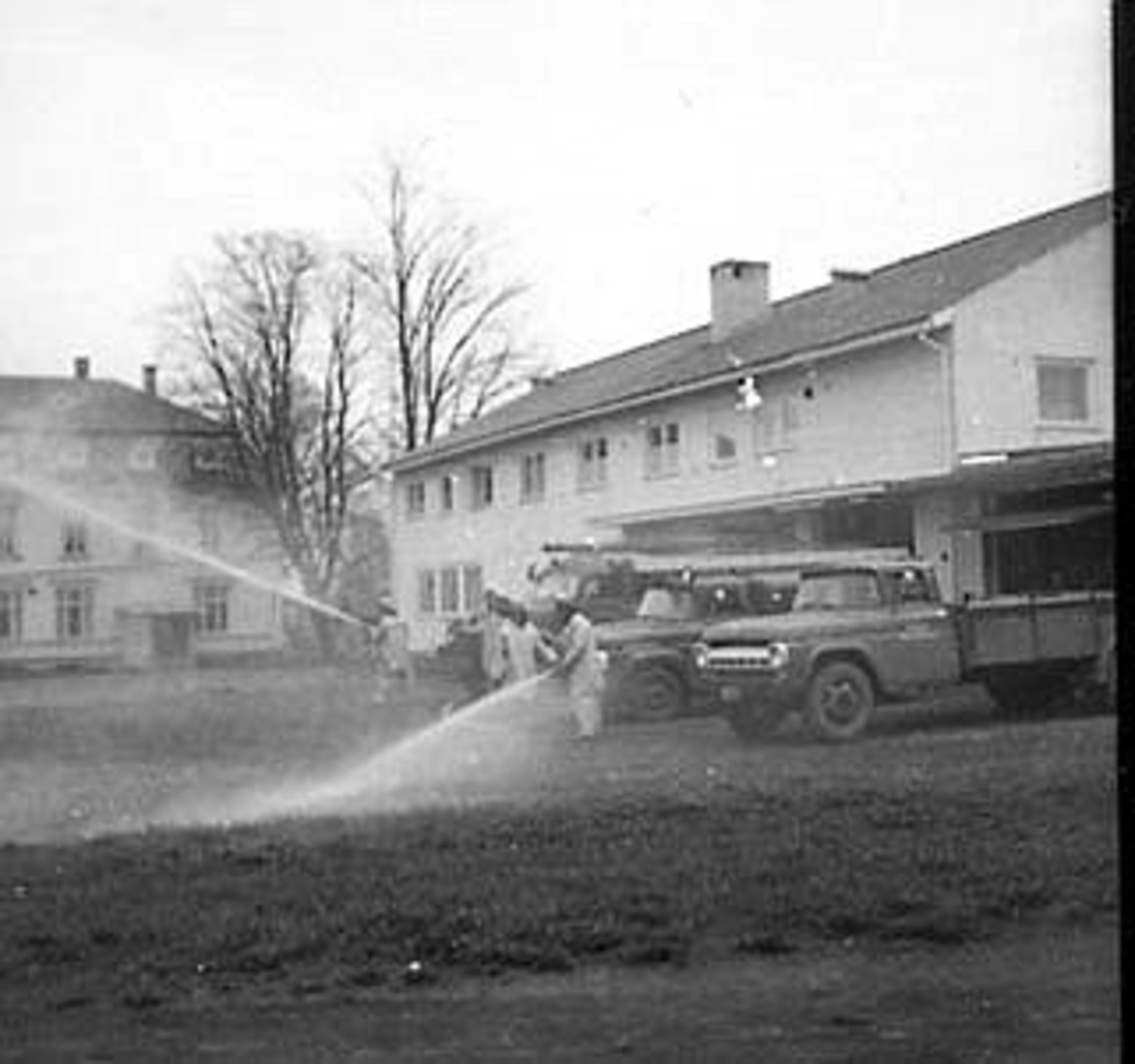 Anno Domkirkeodden, BRANNØVELSE, STANGE BRANNVESEN, EKSTERIØR: BRANNSTASJONEN, BRANNMENN, BRANNSLANGE, BRANNBILER